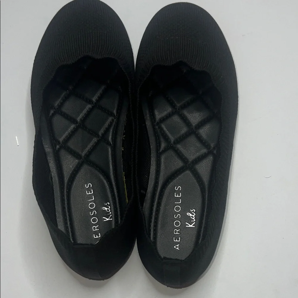 AEROSOLES Kids Black Textured Shoes size 1